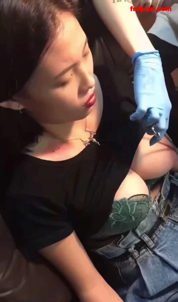 高颜纹身妹纸❤️网上直播穿孔打乳环❤️ 大奶子坚挺浑圆超级美乳【9P+1V/128M】