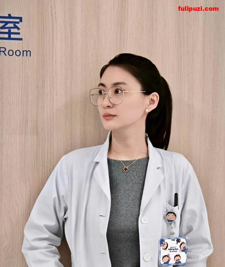 小高启兰！云南第一人民医院花陈萍萍为上趴在办工台让领导后入【10P+1V/215M】