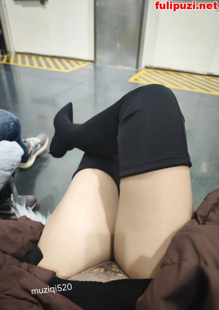 退圈女神【muziqi520】推特绝版福利 大长腿露出秀B毛&地铁上遭小哥调戏【91P+22V/66M】