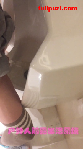 tumblr绝版系列：男厕站立放尿+裸取外卖！老牌母狗洛丽塔作品集【50P+17V/145M】