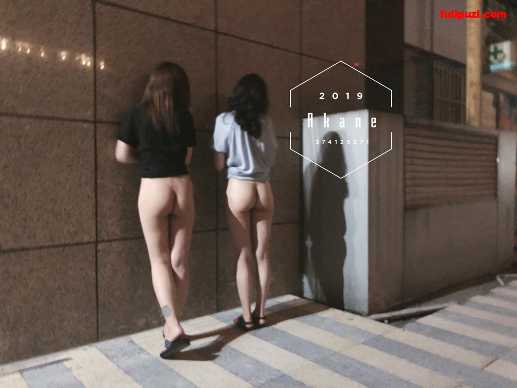 推特博主【LCM0S】绝版优质自拍 闺蜜淫乱局三姐妹胆大户外露出【900P+42V/530M】