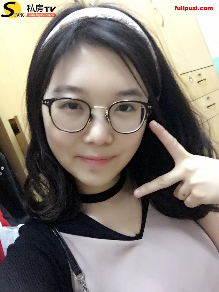 百度云泄密 紧身牛仔裤显身材！ 健身房遇到眼镜妹子约出来打一炮【117P/363M】