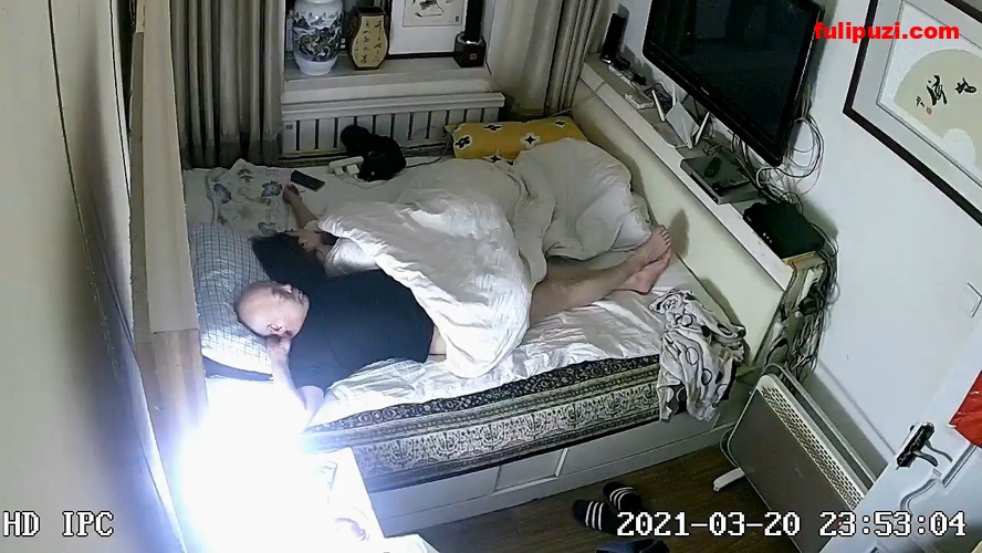 超强乱伦！家庭摄像头破解 女儿回娘家睡到半夜被光头爸爸叫起来操逼【4V/1.78G】