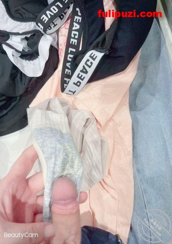 海角大神老吴照顾欠债跑路的兄弟女儿 畸爱终破兄弟女儿第一次处女血猩刺眼【276P+4V/970M】