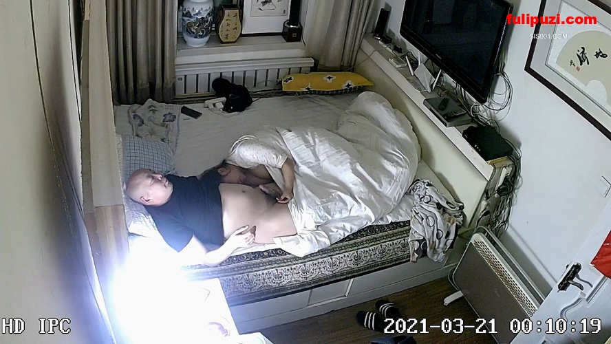 超强乱伦！家庭摄像头破解 女儿回娘家睡到半夜被光头爸爸叫起来操逼【4V/1.78G】
