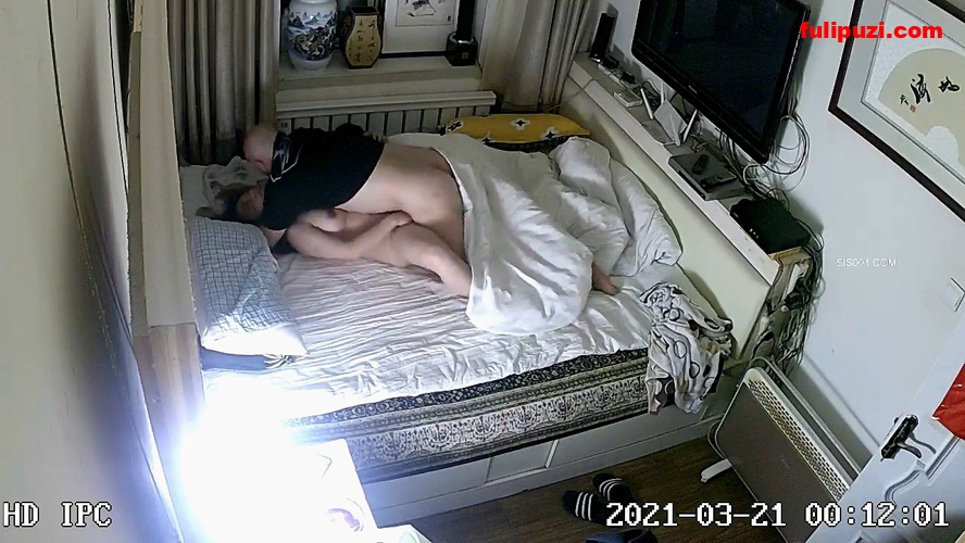 超强乱伦！家庭摄像头破解 女儿回娘家睡到半夜被光头爸爸叫起来操逼【4V/1.78G】